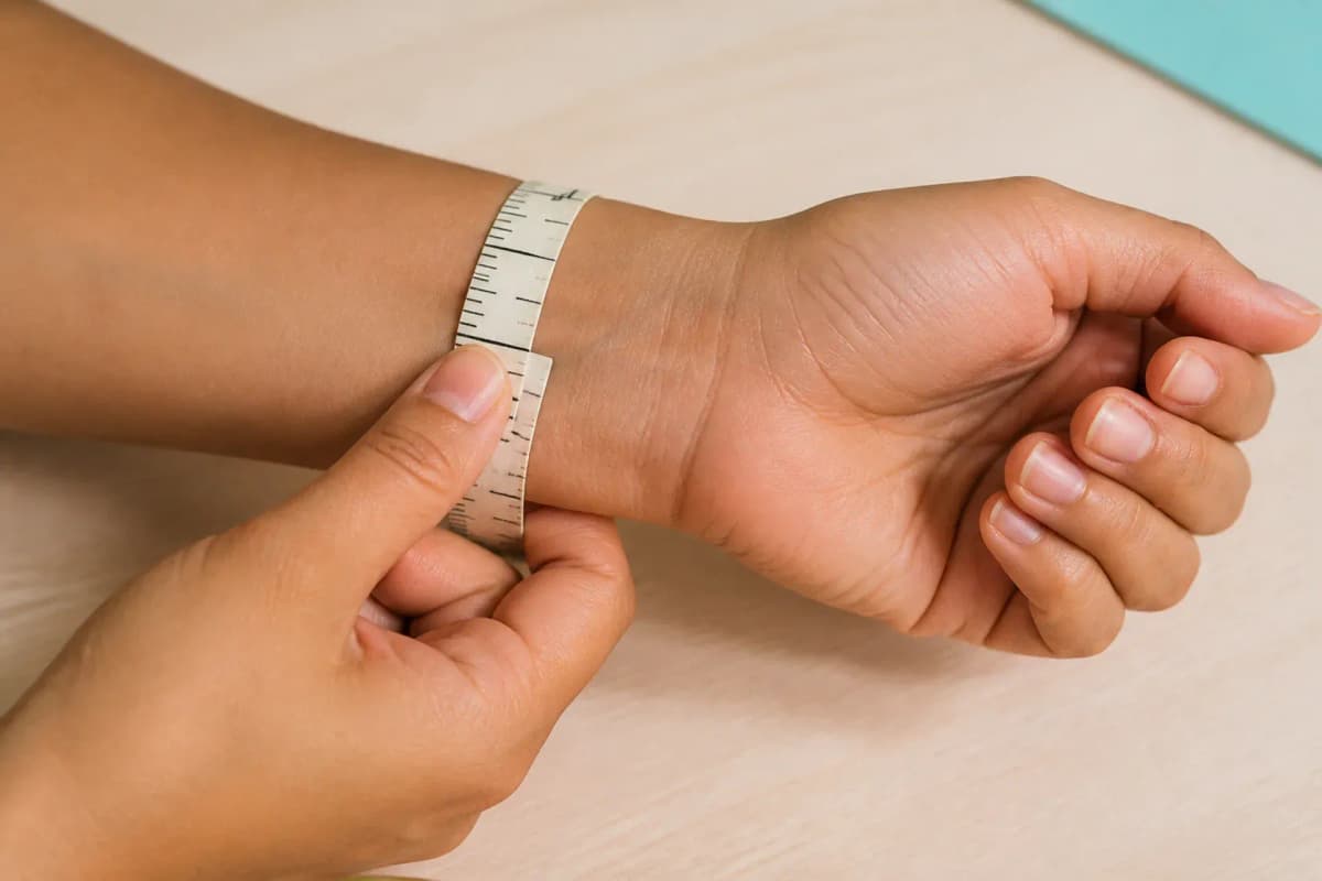 Detalle de una cinta flexible rodeando la muñeca sin apretarla