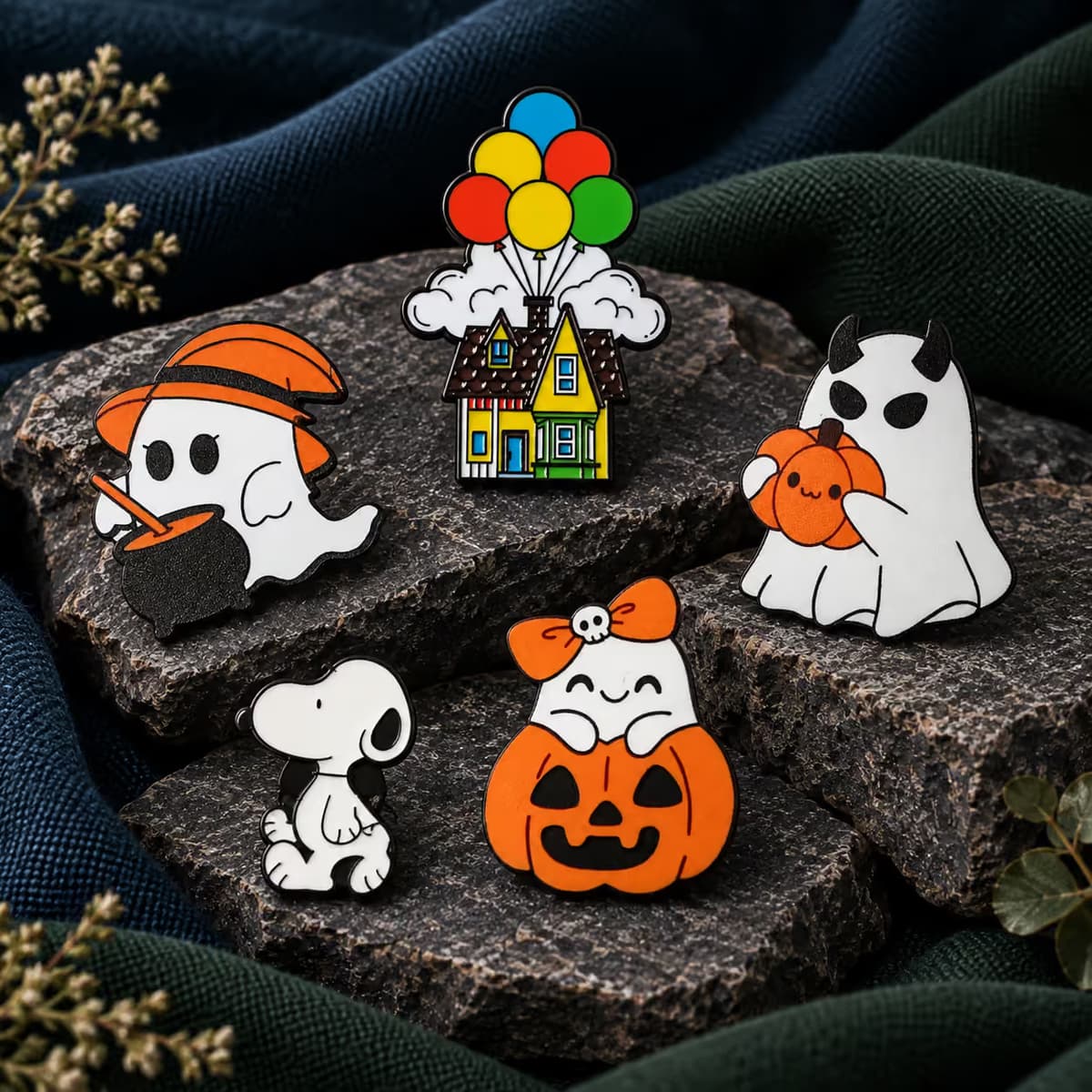 Colección de pines originales con diseños de personajes y temáticas decorativas
