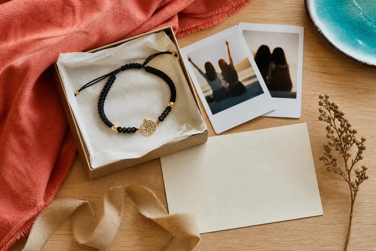 Caja de regalo con pulsera artesanal, fotografía impresa y tarjeta escrita a mano